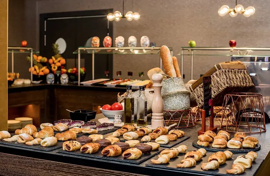 Buffet de desayuno con bollería, fruta y bebidas